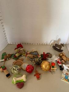 lot 3211 image: Christmas ornaments