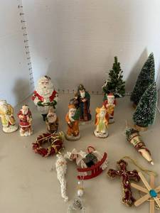 lot 3212 image: Christmas decor and ornaments