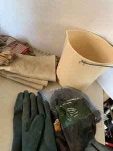 lot 3225 image: Bucket and work gloves