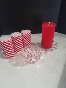 lot 3305 image: Christmas decor. Candles and cute dish