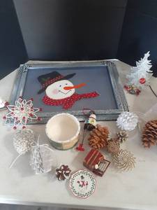 lot 3306 image: Christmas decor. Ornaments and wall decor