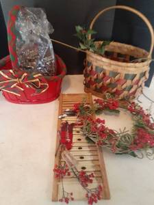 lot 3308 image: Christmas Decor. Baskets wreath and more