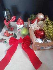 lot 3320 image: Christmas decor and ornaments