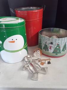 lot 3322 image: Christmas decor. Tins and more