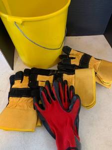 lot 3403 image: Work gloves 5pr with bucket