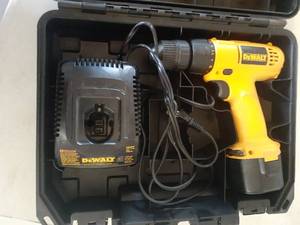 lot 3425 image: Dewalt Cordless drilldriver with battery charger and case