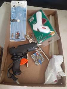 lot 3447 image: Glue guns, glue sticks and Gripper plier kit