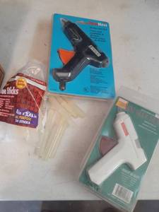 lot 3448 image: Glue guns and glue sticks