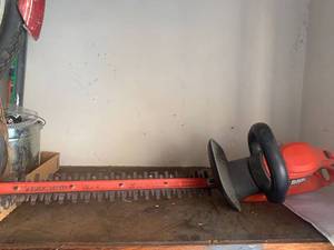 lot 3618 image: Black and Decker 20in hedge trimmers