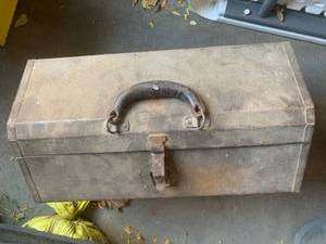 lot 3634 image: Metal toolbox plus contents
