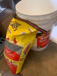 lot 3639 image: Snow ice melt (14 bucket) plus new bag of Tidy Cats litter