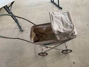 lot 4002 image: Vintage doll carriage
