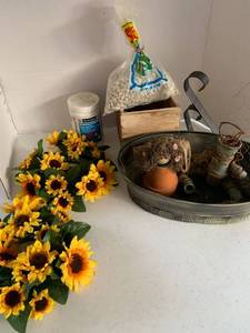 lot 4005 image: Sunflower rings, garden decor and more