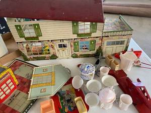 lot 4007 image: Metal dollhouse parts and accessories