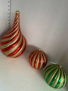 lot 4010 image: Large ornaments