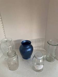 lot 4020 image: Vases and jars