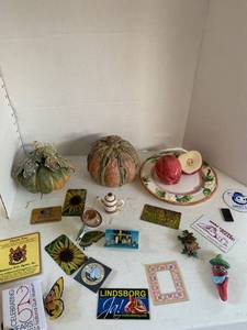 lot 4021 image: Pumpkin and apple decor and refrigerator magnets