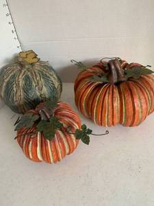 lot 4023 image: Pumpkin decor