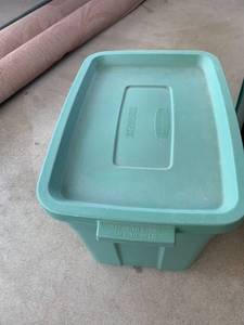lot 4029 image: Rubbermaid roughneck bin