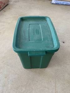 lot 4030 image: Rubbermaid roughneck bin