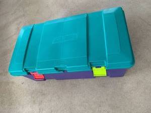 lot 4032 image: Rubbermaid bin