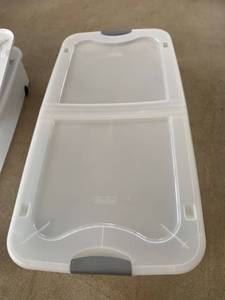 lot 4035 image: Sterilite and Underbed bin on wheels