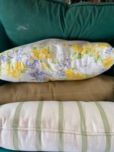 lot 4044 image: Pillows and bin