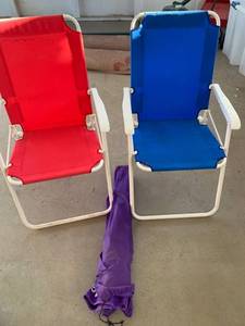 lot 4053 image: Camping chair and 2 folding chairs