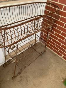 lot 4060 image: 32x33x12 metal plant stand