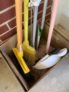 lot 4064 image: Brooms, dust mop and Swiffer