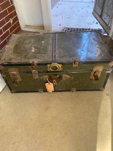lot 4065 image: 30x16x13 metal trunk
