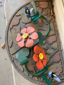 lot 4501 image: Metal flower wall hanging and doormat