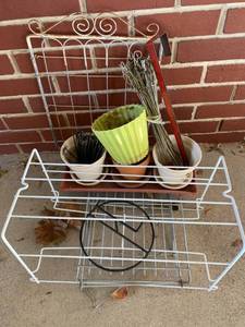 lot 4506 image: Flower pots, decor, and more
