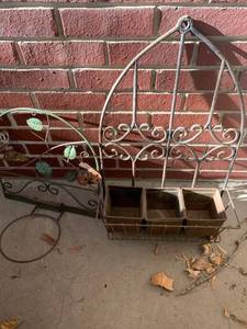 lot 4510 image: Garden decor
