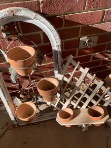 lot 4511 image: Garden decor