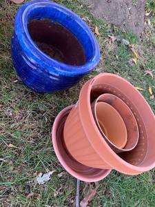 lot 5113 image: Blue ceramic flower pot, and plastic flower pots