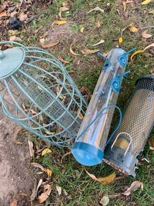 lot 5122 image: Bird feeders