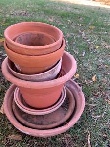 lot 5125 image: Clay and plastic flower pots, and saucers