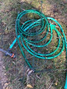 lot 5141 image: Hoses, sprinklers and plant stabilizers