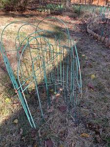 lot 5150 image: Green wire fencing 3 ft high