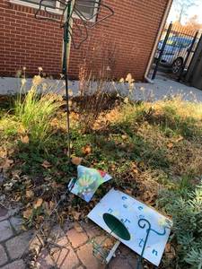lot 5204 image: Rain gage, butterfly garden decor, flags and secret garden sign