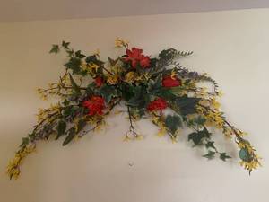 lot 1038 image: Wall decor. Faux flower swag