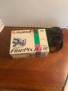 lot 1504 image: Fujifilm Fine Pix A330 digital camera with bag