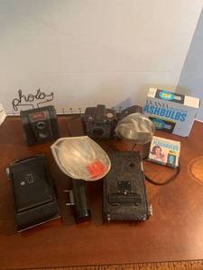 lot 1506 image: Vintage cameras and camera parts