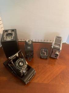 lot 1509 image: Vintage cameras plus a Brownie movie camera