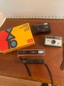 lot 1512 image: Vintage cameras. Kodak. Vivitar