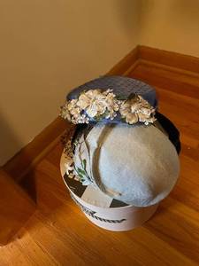 lot 1518 image: Vintage ladies hats and hat box