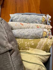 lot 1524 image: Gray throw And six throw pillows