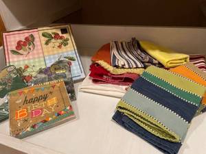 lot 1528 image: Miscellaneous kitchen towels and paper napkins