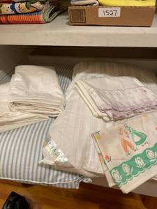 lot 1529 image: Two pillows, two pillowcases and two pillow protectors